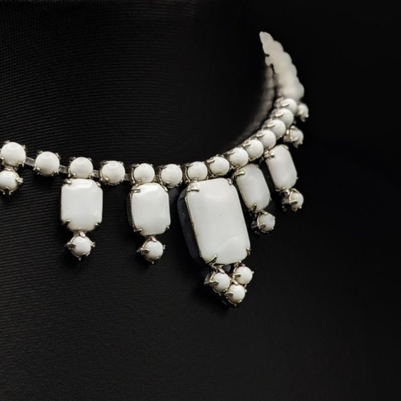 VINTAGE Milk White Opaque Prong Set Stone Necklace - Picture 2 of 9